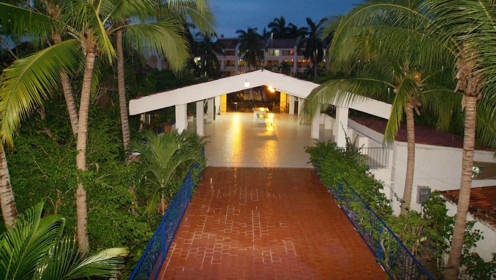 Hotel Villas Paraiso Сиуатанехо Экстерьер фото